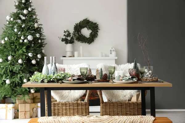 Festliche Tischdekoration Mit Weihnachtlicher Dekoration Modernem Raum — Stockfoto