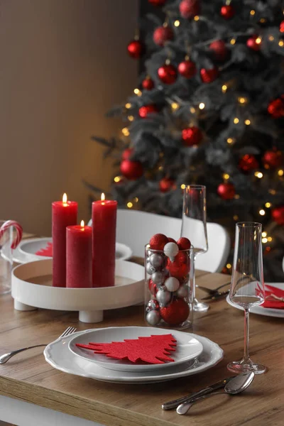 自宅でクリスマスの装飾とお祝いのテーブルの設定 — ストック写真