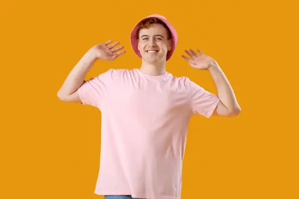 Junger Mann Shirt Und Hut Auf Gelbem Hintergrund — Stockfoto