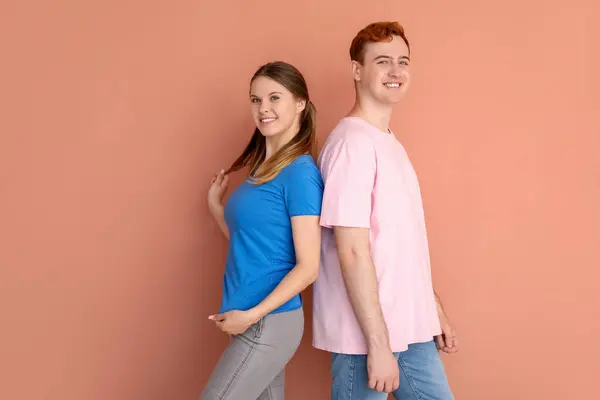 Junges Paar Shirts Auf Beigem Hintergrund — Stockfoto