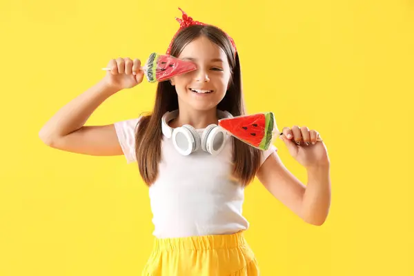 Glückliches Kleines Mädchen Mit Kopfhörern Und Lutschern Form Von Wassermelonenscheiben — Stockfoto