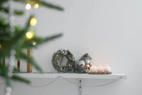 Plank Met Brandende Kaarsen Kerstversieringen Feestelijke Keuken — Stockfoto