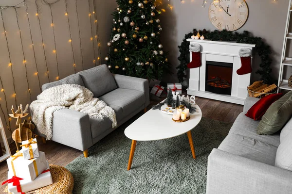 크리스마스 테이블 벽난로 소파와 거실의 인테리어 — 스톡 사진