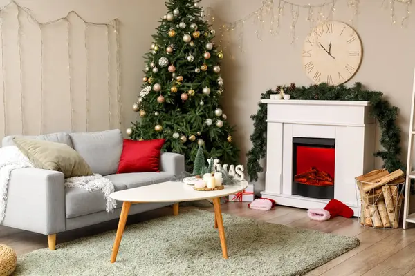 크리스마스 테이블 벽난로 소파와 거실의 인테리어 — 스톡 사진