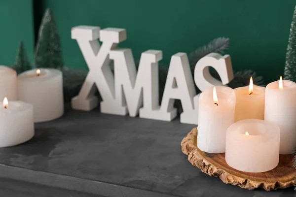 Kerstdecor Brandende Kaarsen Schoorsteenmantel Feestelijke Woonkamer Close — Stockfoto