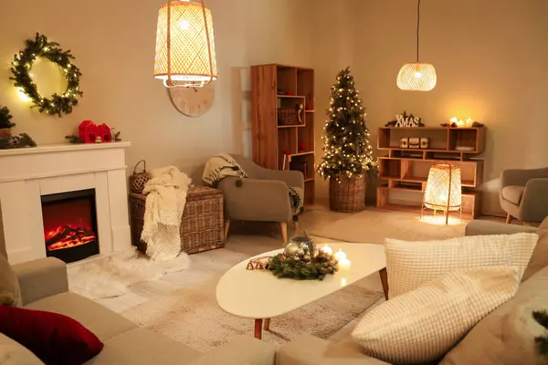 クリスマスの装飾および輝くランプが付いているお祝いのリビング ルームの内部 — ストック写真