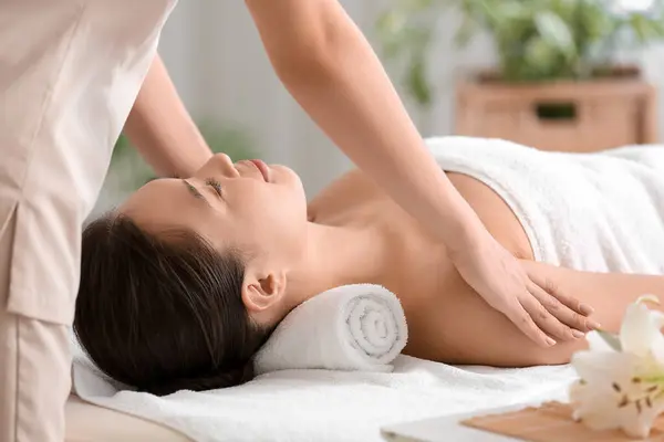 Jeune Femme Ayant Massage Dans Salon Spa Gros Plan — Photo