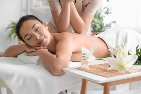 Jonge Vrouw Het Hebben Van Massage Spa Salon — Stockfoto
