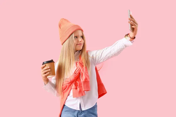Κοριτσάκι Φλυτζάνι Που Βγάζει Selfie Ροζ Φόντο — Φωτογραφία Αρχείου