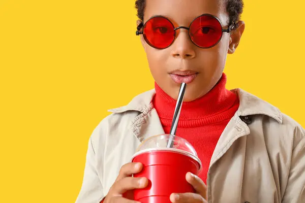 Afroamerykanin Okularach Przeciwsłonecznych Sodą Żółtym Tle Zbliżenie — Zdjęcie stockowe
