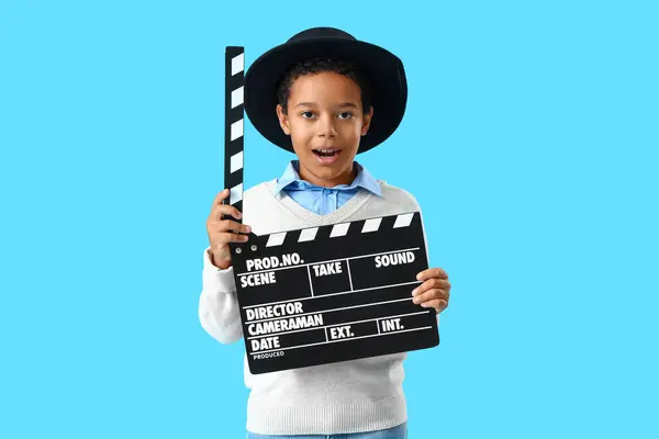 Afroamerykanin Chłopiec Klaskaczem Filmowym Niebieskim Tle — Zdjęcie stockowe