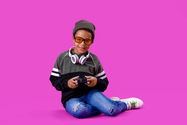 Afrikanisch Amerikanischer Kleiner Junge Mit Spielkissen Auf Lila Hintergrund — Stockfoto