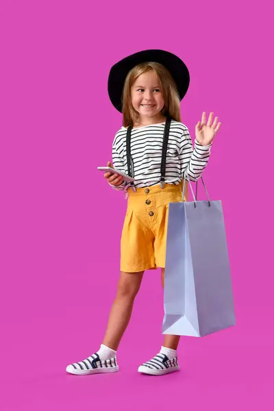Carino Bambina Con Telefono Cellulare Shopping Bag Sfondo Viola — Foto Stock