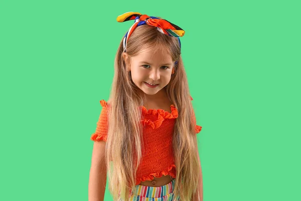 Yeşil Zemin Üzerine Sevimli Küçük Kız — Stok fotoğraf