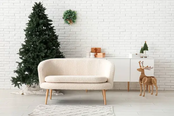 사슴과 크리스마스 트리와 거실의 인테리어 — 스톡 사진