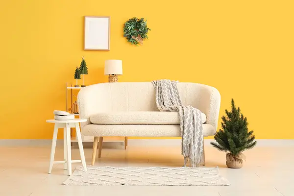 Interior Festive Living Room White Sofa Small Christmas Tree — Stock Photo, Image