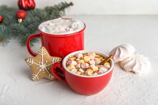 Tasses Cacao Noël Savoureux Avec Guimauves Biscuits Sur Fond Blanc — Photo