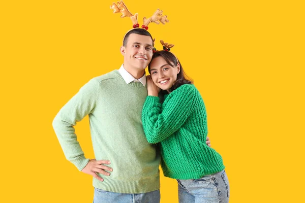 Feliz Lindo Jovem Casal Chifres Renas Natal Fundo Amarelo — Fotografia de Stock