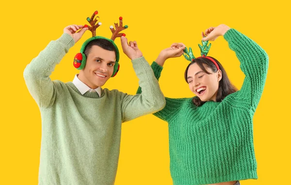 Szczęśliwy Piękny Młody Para Boże Narodzenie Reniferów Rogi Żółtym Tle — Zdjęcie stockowe