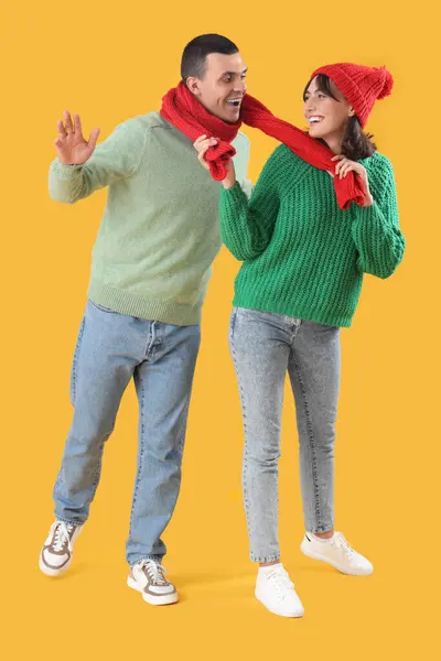 Schönes Junges Paar Warmer Kleidung Auf Gelbem Hintergrund — Stockfoto