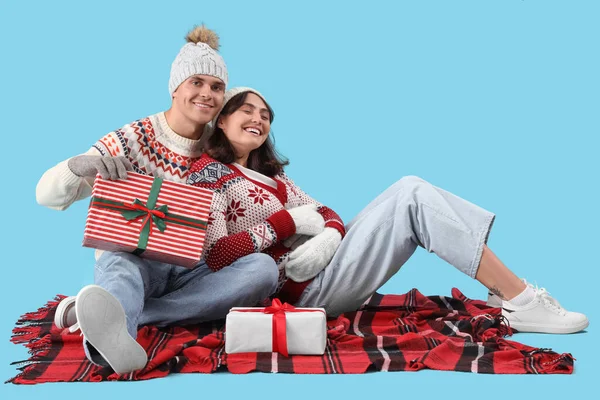 Happy Young Couple Warm Clothes Gift Boxes Sitting Blue Background — Stock Photo, Image