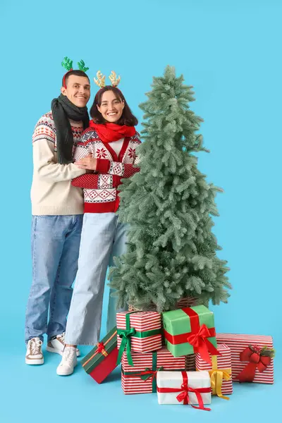 Ευτυχισμένο Νεαρό Ζευγάρι Κέρατα Ταράνδων Χριστουγεννιάτικο Δέντρο Και Κουτιά Δώρων — Φωτογραφία Αρχείου