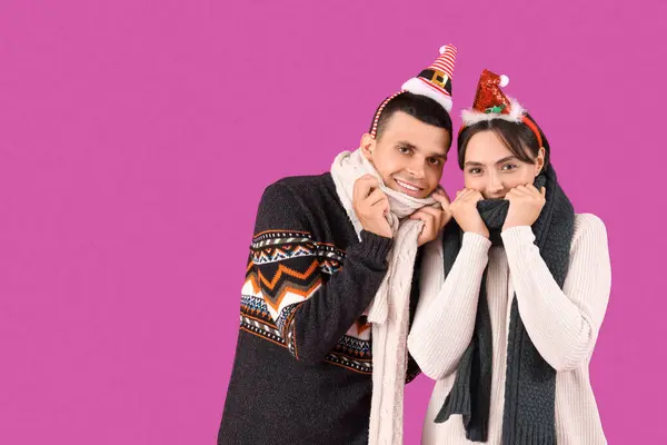 Happy Young Couple Christmas Hats Warm Scarf Purple Background — Stock Photo, Image
