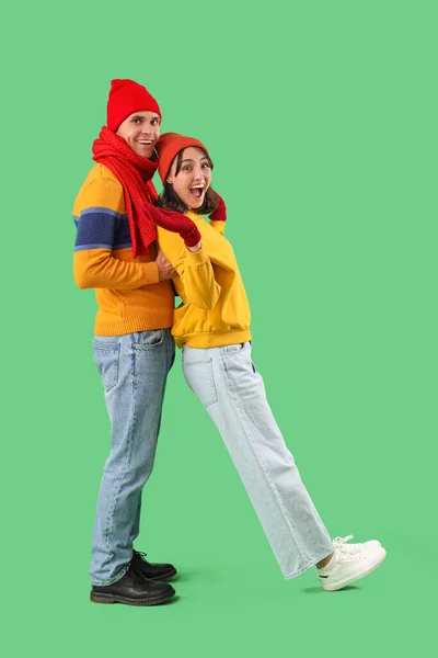 Happy Young Couple Warm Clothes Having Fun Green Background — Stock Photo, Image