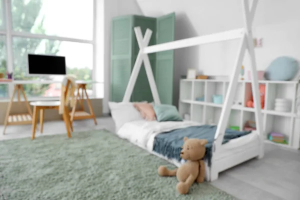 带床铺和书桌的儿童房的模糊视图 — 图库照片