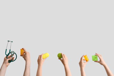 Arka planda ilaç kutuları ve steteskobu olan insanlar