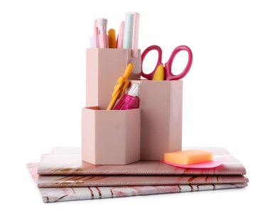 Beyaz arkaplanda farklı kırtasiye malzemesi olan tutucu