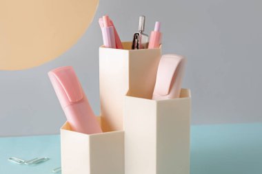 Renk arkaplanı üzerinde farklı kırtasiye malzemesi olan tutucu