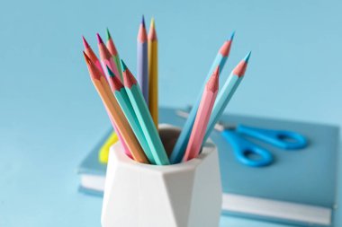 Renk arkaplanında farklı kalemlere sahip tutucu, kapat