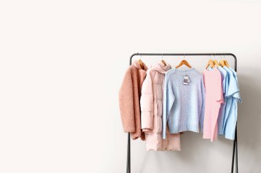 Işık duvarına karşı şık kıyafetlerle dizilin. Kara Cuma indirimi