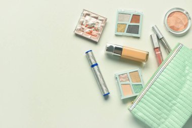 Hafif arkaplanda dekoratif kozmetik ürünleri olan çanta