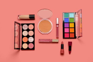 Pembe arka planda farklı dekoratif kozmetik ürünler