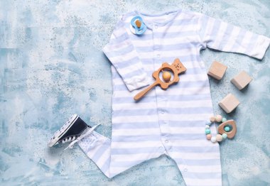 Bebek kıyafetleri, aksesuarlar ve renkli oyuncaklarla kompozisyon