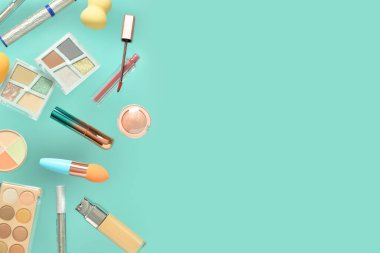 Renk arkaplanında farklı uçan dekoratif kozmetik ürünler