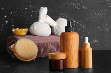 Koyu arkaplanda kozmetik ürünler ve spa aksesuarları