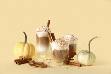 Sarı arka planda tarçınlı ve bademli balkabaklı latte.