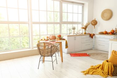 Yemek masası ve balkabağı servis edilen hafif mutfağın içi.