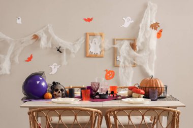 Cadılar Bayramı partisi için örümcekler, kafatası ve balkabaklarıyla dolu güzel bir masa.