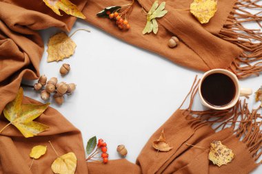 Kahveden yapılmış çerçeve, beyaz arka planda sıcak ekose ve sonbahar yaprakları