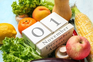 Taze sebze, meyve ve küp takvimi mavi arka planda november 1 tarihli. Dünya Vegan Günü kavramı