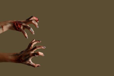 Yeşil arka planda zombi elleri var. Cadılar Bayramı