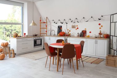 Cadılar Bayramı dekorasyonlu festival mutfağı.