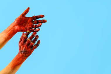 Mavi arka planda kanlı zombi elleri. Cadılar Bayramı