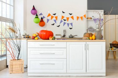 Cadılar Bayramı için beyaz tezgah ve balkabaklarıyla dekore edilmiş hafif mutfağın içi.