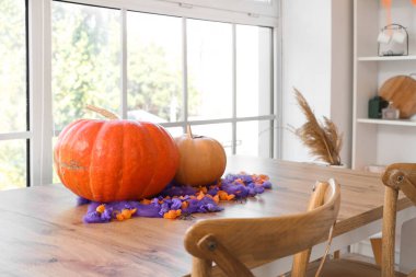 Mutfaktaki yemek masasında şekerli Cadılar Bayramı balkabakları