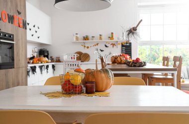 Cadılar Bayramı balkabakları açık mutfakta yemek masasında, yakın plan.